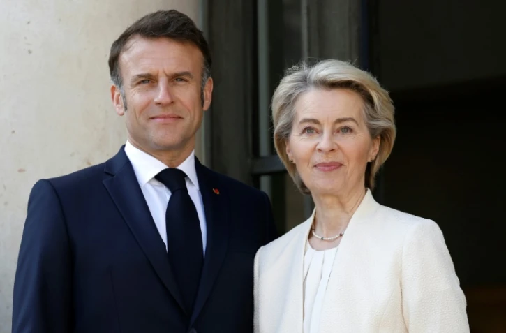 Le président français Emmanuel Macron accueille la présidente de la Commission européenne Ursula Von der Leyen au palais de l'Elysée, à Paris, le 27 mars 2025