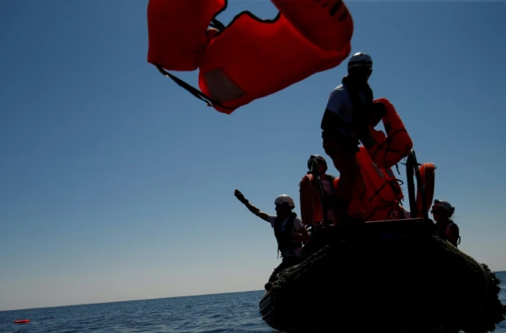 Des membres des ONGs SOS Méditérranée et MSF lors d'un exercice de sauvetage à proximité de l'Aquarius le 23 juin 2018.