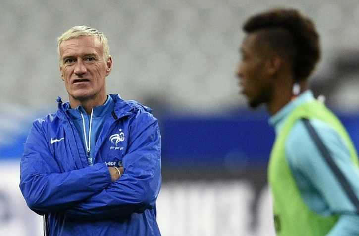 Le sélectionneur Didier Deschamps supervise l'entraînement de l'équipe de France de football au Stade de France, à Saint-Denis, le 12 novembre 2015, à la veille du match amical contre l'Allemagne