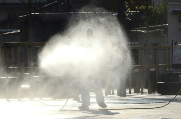 Un agent des services de nettoyage désinfecte les rues de Cannes, le 10 avril 2020