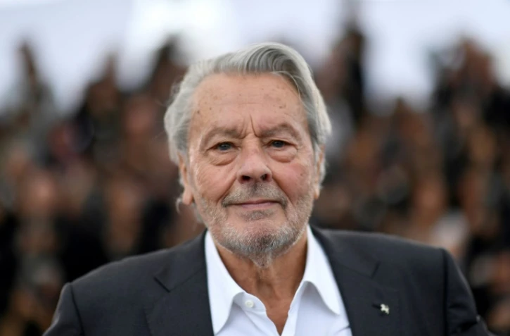L'acteur français Alain Delon pose le 19 mai 2019 au festival de Cannes avant de se voir remettre une Palme d'or d'honneur