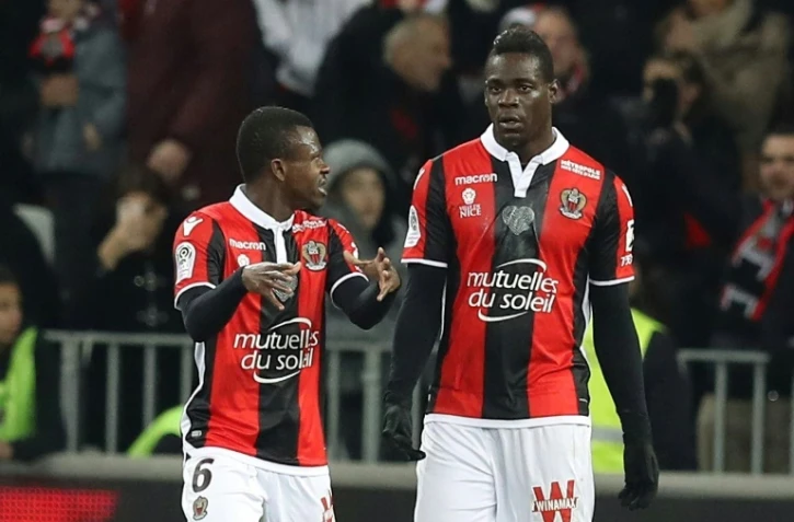 L'attaquant de Nice Mario Balotelli (d) auteur de l'unique but face à Bordeaux à l'Allianz Riviera, le 17 décembre 2017