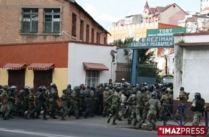 Lundi 16 février 2009 - Antananarivo  (Madagascar)

Des échauffourées opposent les forces de l'ordre aux partisans d'Andry Rajoelina qui tentent d'investir les ministères