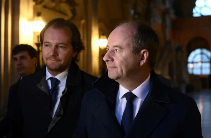 Jean-Jacques Urvoas (D) arrive devant la Cour de justice de la République à Paris, le 24 septembre 2019