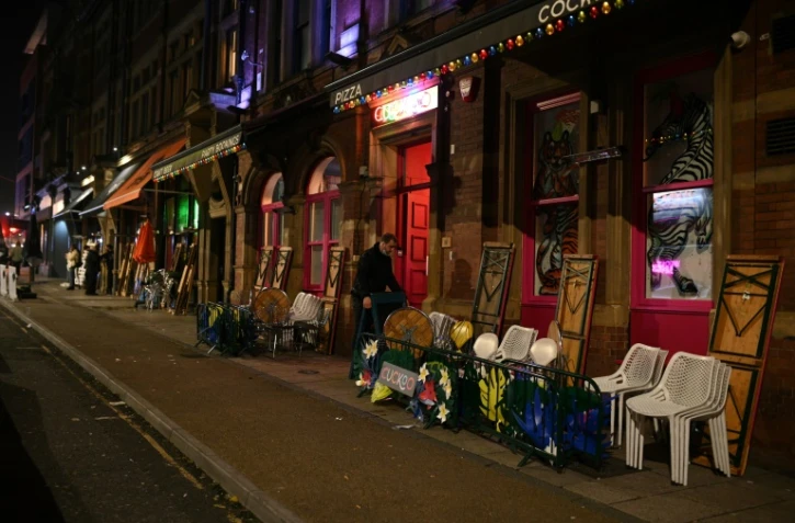 Fermeture des bars et des restaurants dans une rue de Leeds (Angleterre) le 4 novembre 2020