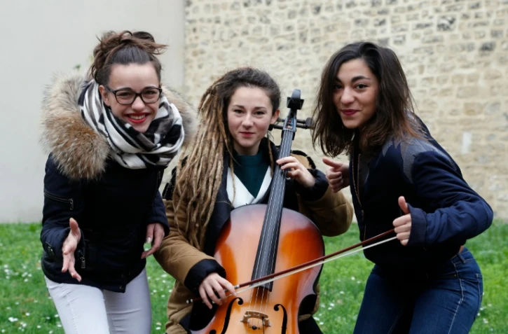 Elisa Paris, Juliette Saumagne and Lucie Lebrun du groupe LEJ à Saint-Denis le 2 décembre 2015