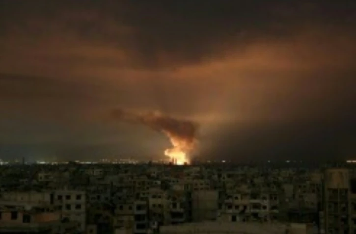 Des explosions nocturnes dans le fief rebelle de la Ghouta orientale après des frappes du régime tard le 23 février 2018