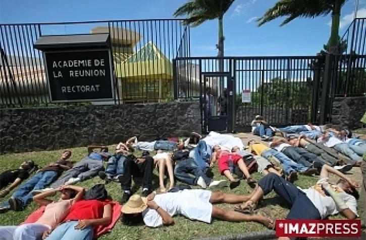 Les étudiants n'en sont pas à leur première opération coup de poing. Ici, un suicide collectif mis en scène devant le rectorat le 20 février 2009