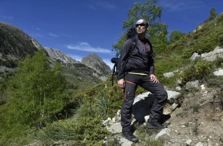 Jimmy Vial, l'"éboueur des montagnes", en haute montagne au-dessus de Porta, dans les Pyrénées-Orientales, le 8 juin 2021