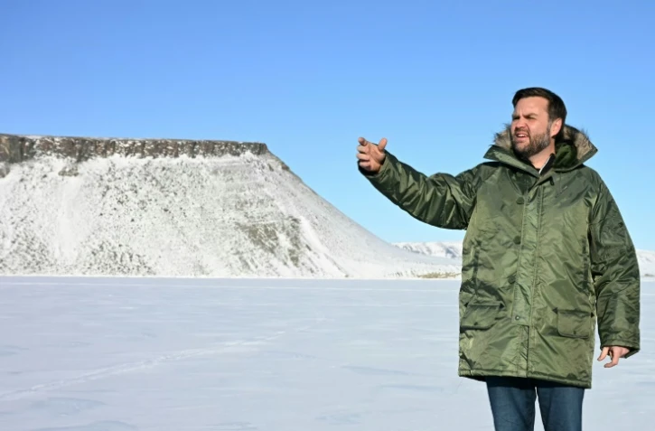 Le vice-président américain JD Vance (d), lors d'une viste à la base américaine de Pituffik, au Groenland, le 28 mars 2025