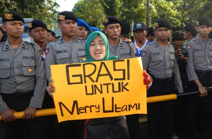 Une manifestante réclame la grâce pour un Indonésien condamné à mort lors d'un rassemblement à Cilacap, le 28 juillet 2016 en Indonésie