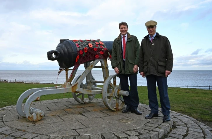 Le leader du Parti du Brexit Nigel Farage (D) et le président du parti, et candidat aux législatives pour la circonscription de Hartlepool (nord de l'Angleterre), Richard Tice, au monument aux morts de cette ville lors d'une cérémonie commémorative le 11 novembre 2019