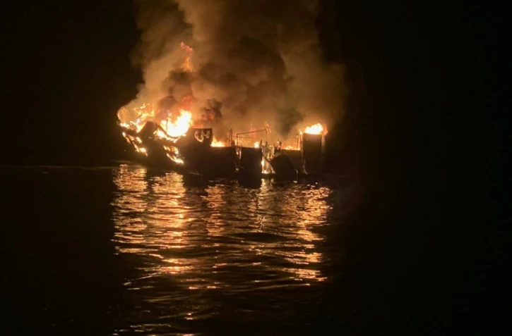 Photo fournie par les sapeurs pompiers du comté de Santa Barbara montrant un bateau de tourisme en flammes au large de la Californie, le 2 septembre 2019