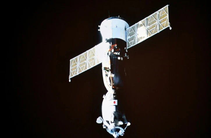 Vue, sur un écran de contrôle,  du vaisseau spatial Soyouz MS-20 après s'être désamarré de la Station spatiale internationale (ISS), dans la nuit du 19 au 20 décembre 2021