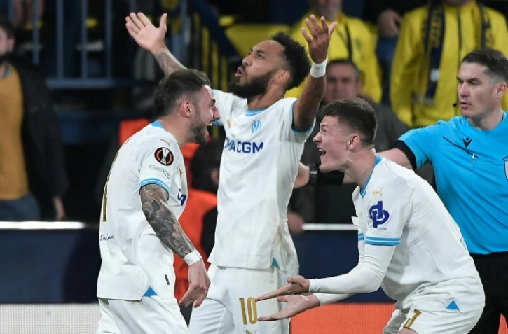 Les Marseillais Jonathan Clauss (g) et Pierre-Emerick Aubameyang (c) heureux après la qualification de l'OM à Villarreal, le 14 mars 2024