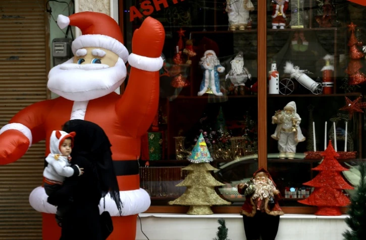 Une boutique de la ville syrienne de Qamichli ornée de décorations de Noël, le 19 décembre 2016