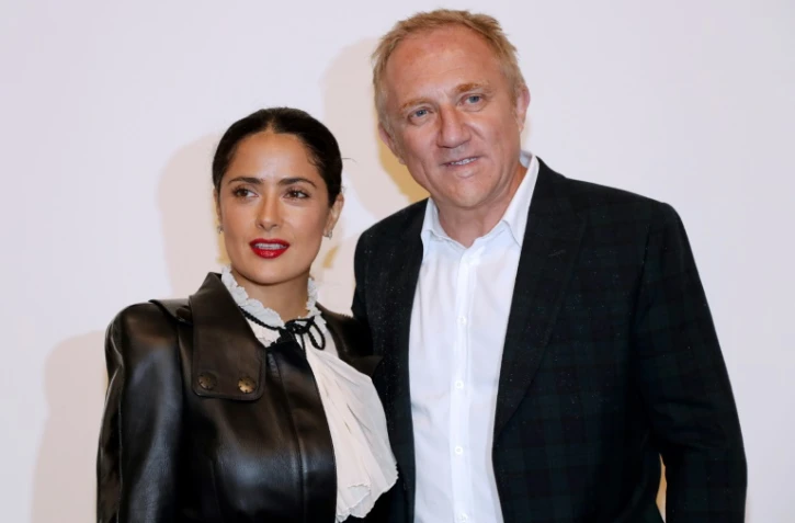 Le PDG du groupe Kering François-Henri Pinault et sa femme, l'actrice Salma Hayek, au vernissage de l'exposition "Echos" à l'ancien hôpital Laënnec, devenu le siège de Kering et Balenciaga, le 16 septembre 2016