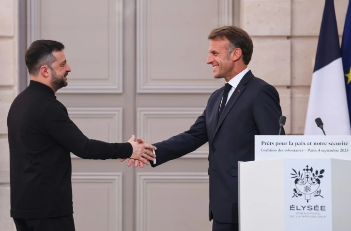 Le président ukrainien Volodymyr Zelensky serre la main du président Emmanuel Macron au palais de l'Élysée, à Paris, le 4 septembre 2025