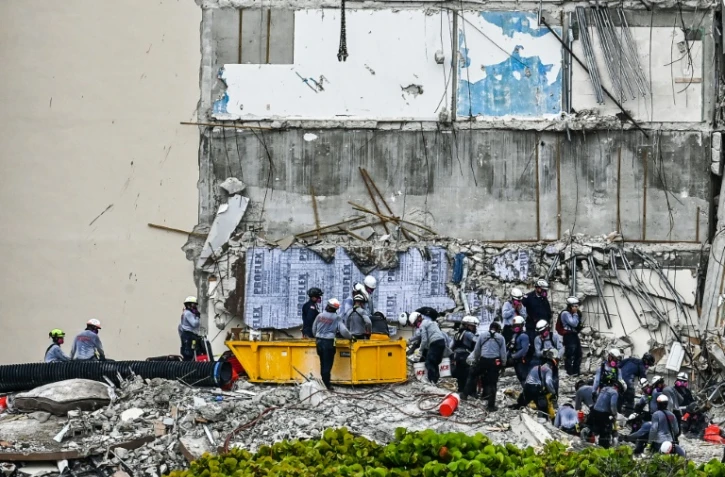 Les secouristes s'activent dans les décombres du bâtiment effondré de Surfisde, en Floride, le 29 juin 2021