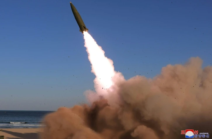 Cette photo non datée publiée par l'agence de presse officielle de la Corée du Nord, Korean Central News Agency (KCNA), le 17 avril 2022, montre le tir d'essai d'une arme tactique guidée d'un nouveau type dans un lieu non divulgué en Corée du Nord