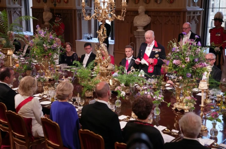 Le roi Charles III prononce un discours aux côtés du président français Emmanuel Macron lors d'un dîner d'Etat au château de Windsor, à l'ouests de Londres, le 8 juillet 2025