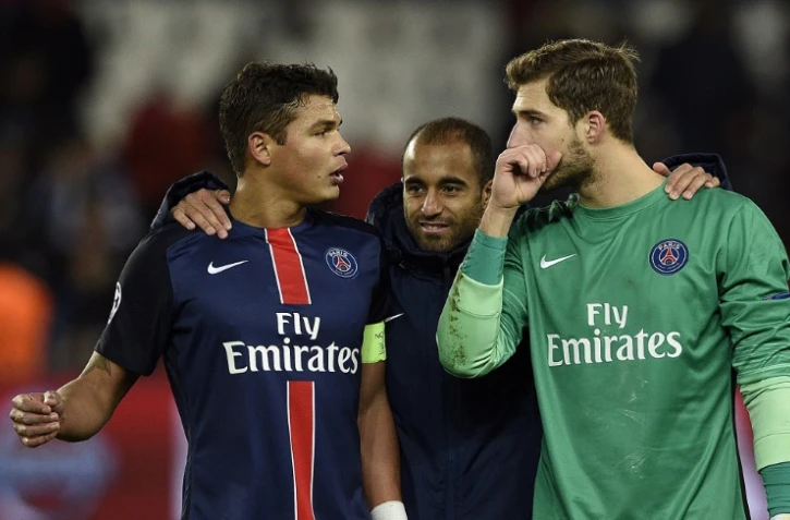 Le défenseur Thiago Silva (g), le milieu Lucas (c) et le gardien Kevin Trapp (d) à la fin du match du PSG contre Chelsea en Ligue des champions, le 16 février 2016 au Parc des Princes