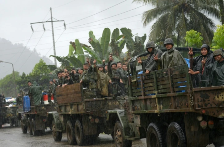 Des soldats philippins quittent à bord de camions la zone de combats de Marawi, le 19 octobre 2017