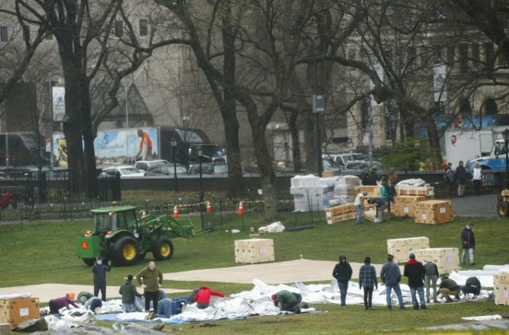 Des personnels de l'organisation Samaritan's Purse installent un hôpital de campagne dans Central Park, à New York, le 29 mars 2020