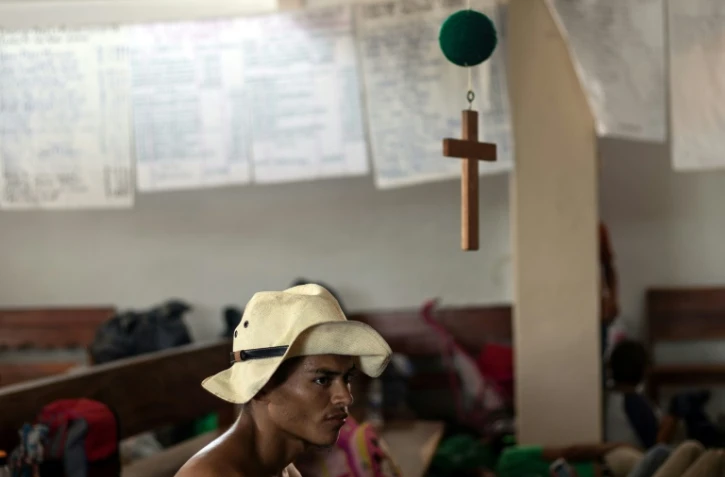 Un participant à la caravane de migrants partie du Honduras en mars pour rallier laes Etats-Unis se repose dans une église de Tapanatepec (sud du Mexique) le 27 octobre 2018