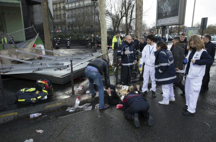 Une personne blessée par la chute d'un panneau publicitaire, secourue par les pompiers le 8 février 2016 à Paris