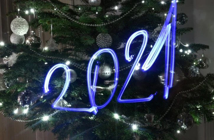 Une illumination de Noël montrant les chiffres de l'année 2021 sur un arbre de Noël à Budapest le 30 décembre 2020