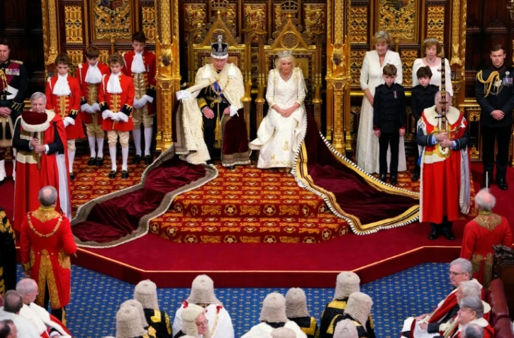 Le roi Charles III et la reine Camilla sont assis dans la salle de la Chambre des lords, au Parlement, à Londres, le 7 novembre 2023