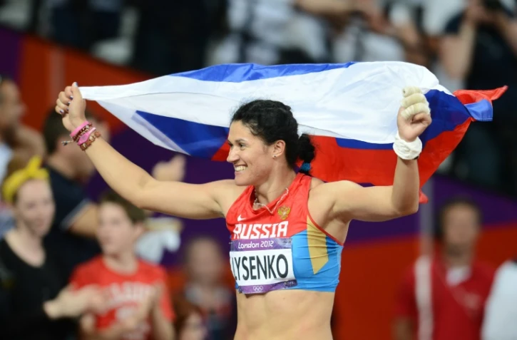 La Russe Tatyana Lysenko fête sa victoire au lancer du marteau lors des Jeux de Londres, le 10 août 2012