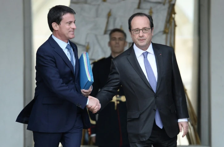 Le président François Hollande et le Premier ministre Manuel Valls (g) se serrent la main à l'issue d'une réunion à l'Elysée, le 2 novembre 2016 à Paris 