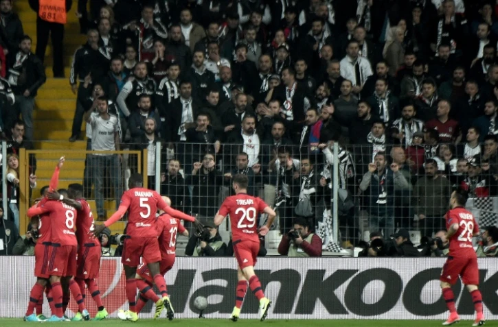 Les joueurs de l'Olympique lyonnais qualifiés sur le terrain de Besiktas en Ligue Europa, le 20 janvier 2017 à Istanbul
