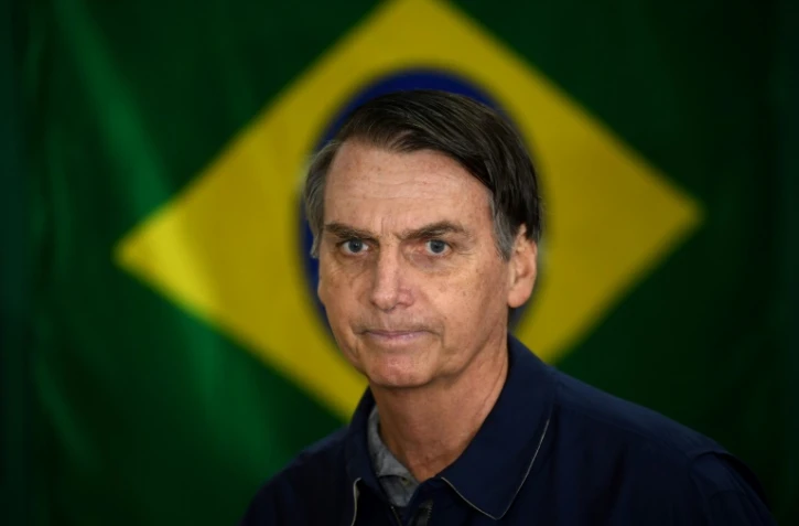 Jair Bolsonaro se prépare à voter dans un bureau de Rio de Janeiro, le 7 octobre 2018
