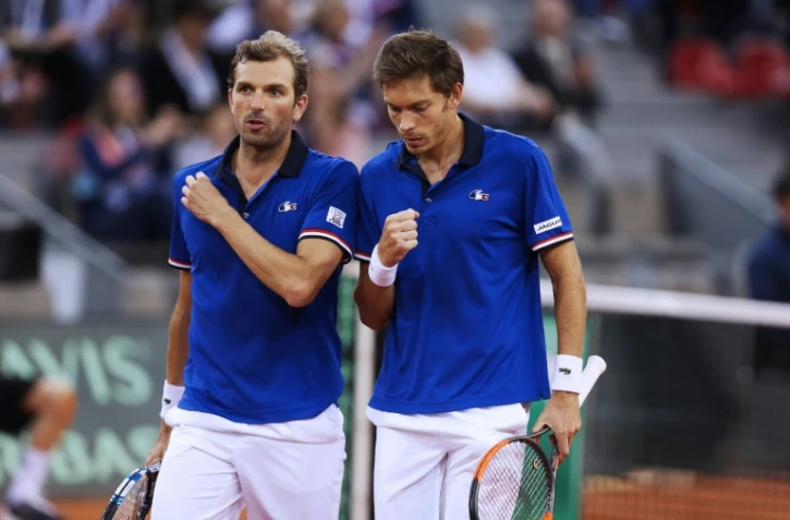 Le double français Julien Benneteau-Nicolas Mahut lors du quart de finale de la Coupe Davis face à la Grande-Bretagne, le 8 avril 2017 à Rouen