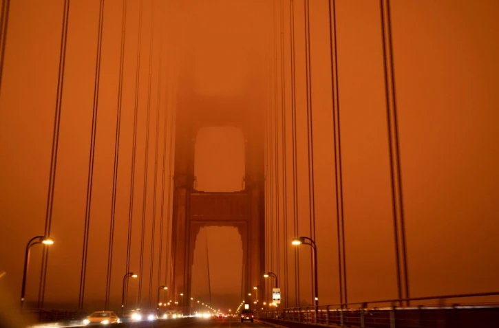 Le Golden Gate Bridge à San Francisco, le 9 septembre 2020, vers midi, pendant les énormes feux de forêts brûlant dans l'Ouest du pays