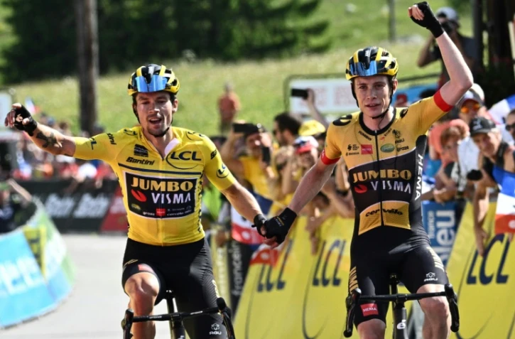 La joie du Slovène Primoz Roglic (g), vainqueur du Critérium du Dauphiné et 2e de la dernière étape derrière son coéquipier danois Jonas Vingegaard, vainqueur au Plateau de Solaison, le 12 juin 2022, et dauphin de son leader au classement général