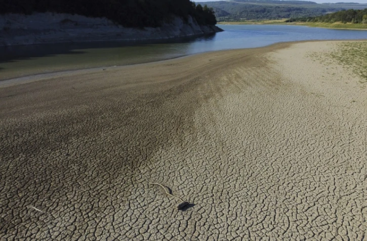 Le lit asséché d'un bras de rivière approvisionnant un barrage à Elena, en Bulgarie, le 2 juillet 2025
