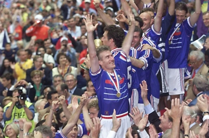 Les Bleus déjà champions du monde, sacrés à domicile, le 12 juillet 1998 au Stade de France