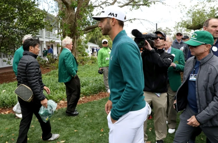 Dustin Johnson quitte le parcours du Masters d'Augusta, juste après l'annonce de son retrait pour blessure, le 6 mars 2017