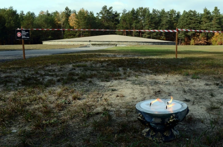 Des bougies devant le monument du camp de Sobibor le 14 octobre 2013, lors du 70e anniversaire du soulèvement du camp
