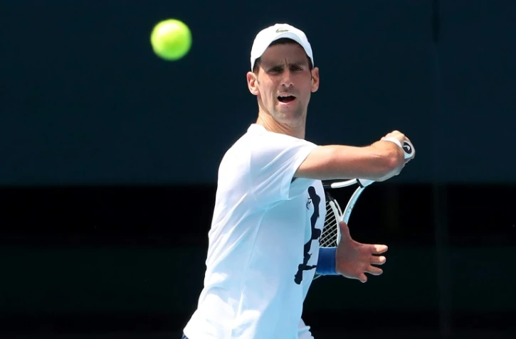Le Serbe Novak Djokovic s'entraîne pour l'Open d'Australie, le 11 janvier 2022 à Melbourne