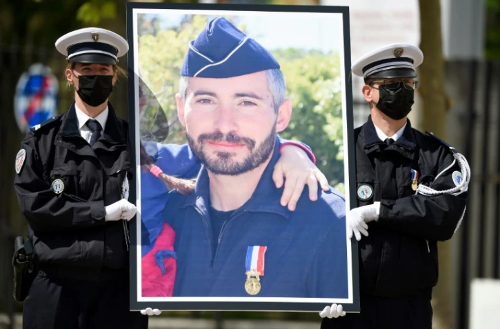 le portrait du policier Eric Masson, tué à Avignon, lors d'un hommage national, le 11 mai 2021 à Avignon