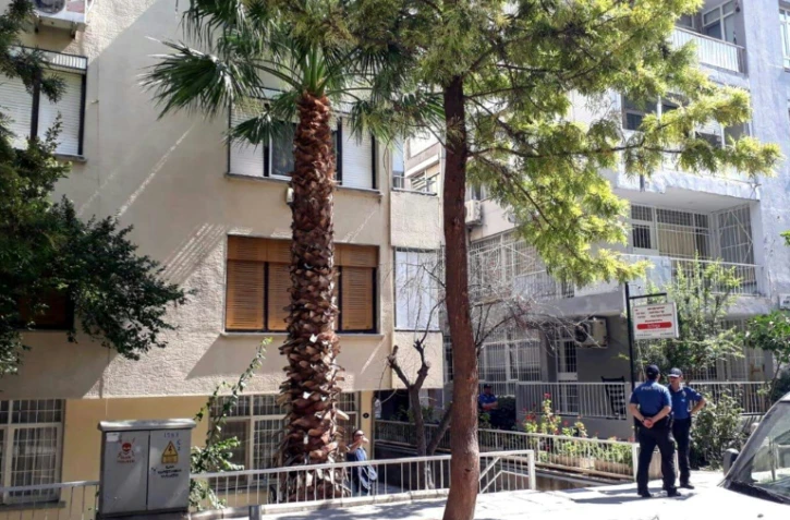 Des policiers devant l'appartement du pasteur Brunson, où il est assigné à résidence, le 27 juillet 2018 à Izmir