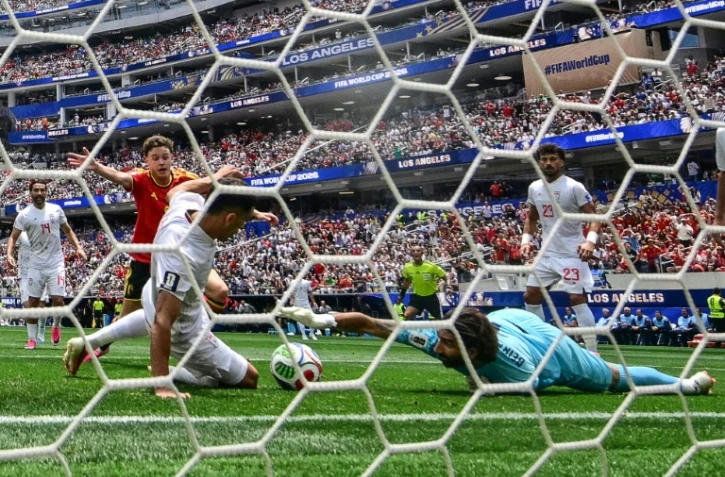 Le gardien de l'Iran Alireza Beiranvand réussit un arrêt devant le Belge Maxim De Cuyper, lors du match nul entre les deux équipes à la Coupe du monde, le 21 juin 2026 à Los Angeles