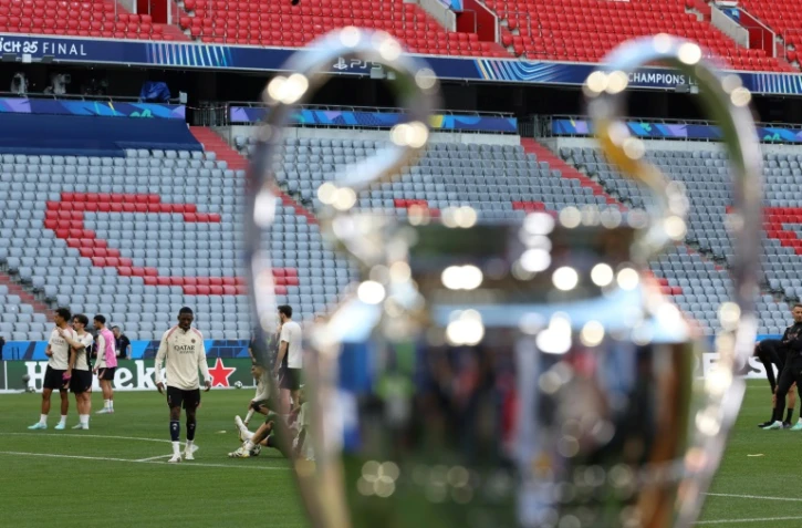 Les joueurs du Paris Saint-Germain s'entraînent vendredi à Munich devant le trophée de la Ligue des champions.