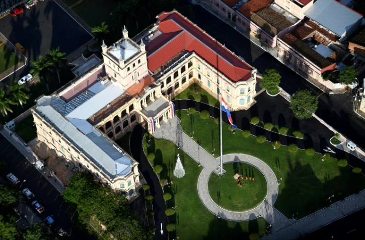 Un membre de la garde présidentielle du Paraguay est décédé mardi encorné par un cerf des jardins de la résidence officielle du président Mario Abdo Benitez