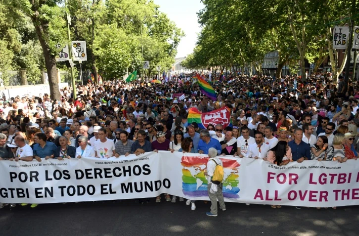 "Pour les droits dans le monde entier des LGBTI", peut-on lire sur cette bannière déployée à la WolrldPride de Madrid le 1er juillet 2017. 